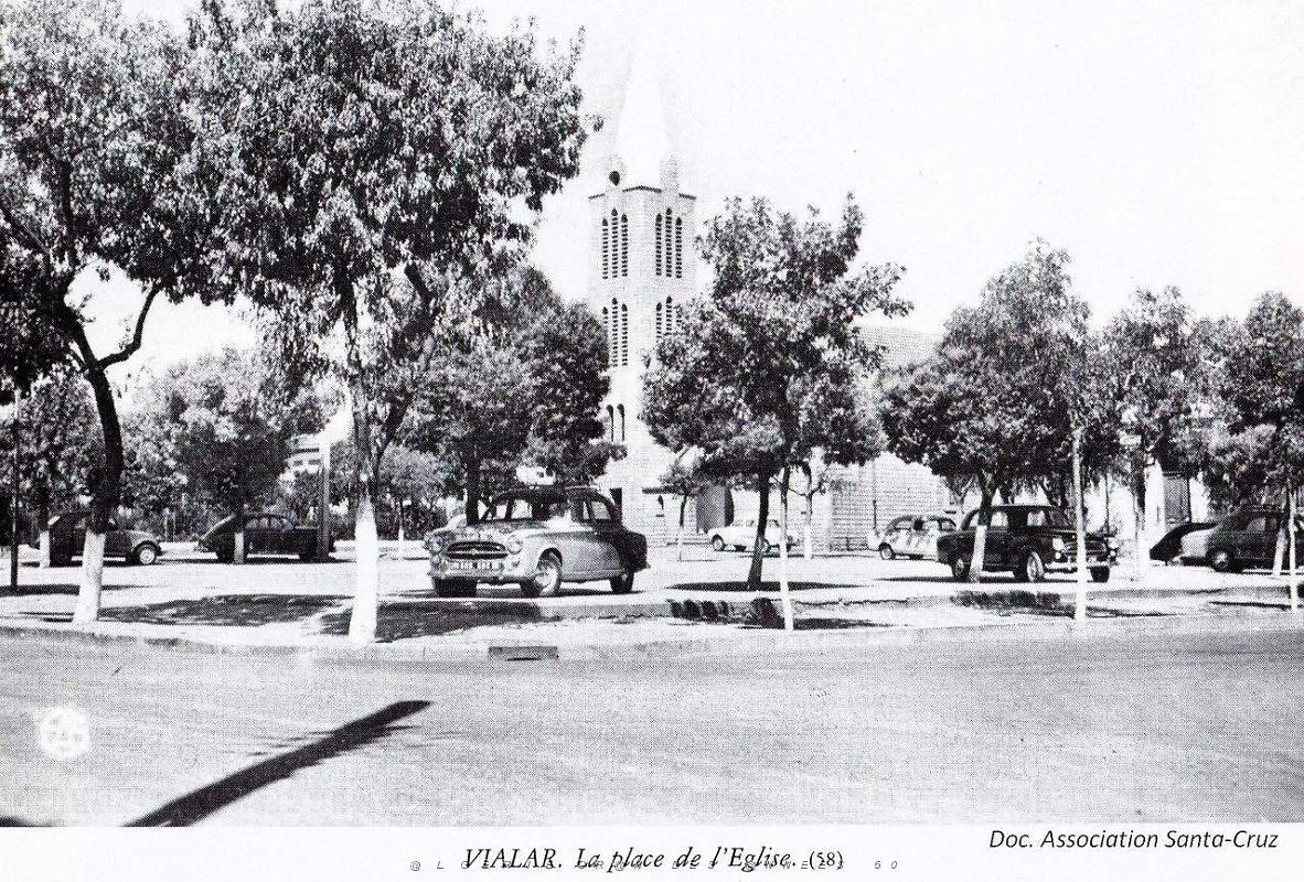 195- Vialar - Place de l'eglise.jpg